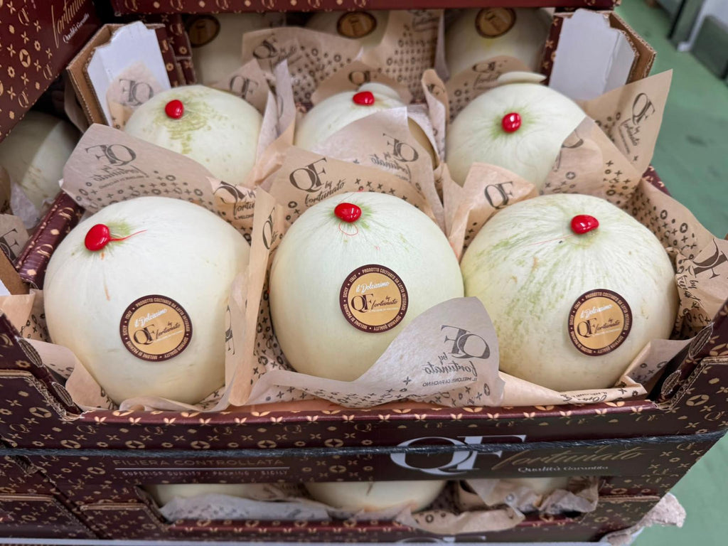 Set of 6 melon-shaped smooth wax tips in a gift box, pale cream with red accents